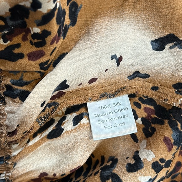 Parker 100% Silk Animal Print Blouse bag sleeve ruffle neck Size medium - Picture 16 of 16